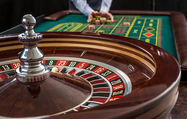 Professional live dealers at wayang79 studios broadcasting baccarat, roulette, and Dragon Tiger with multilingual support
